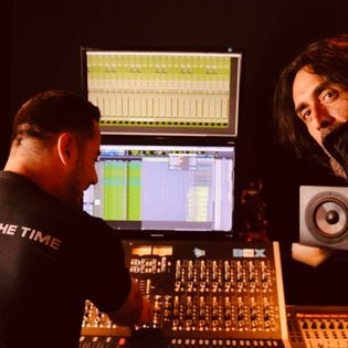 Sebastián Perkal y Mario Magno frente a la consola de Ecostudio